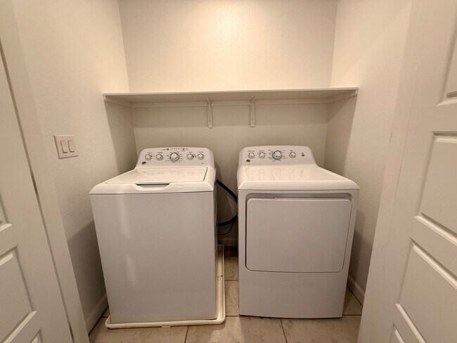 Building Photo - 3 BED 2.5 BATH 2 CAR GARAGE TOWNHOUSE w/ P...
