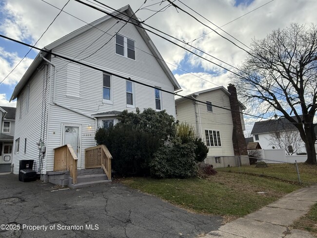 Building Photo - 2204 Golden Ave