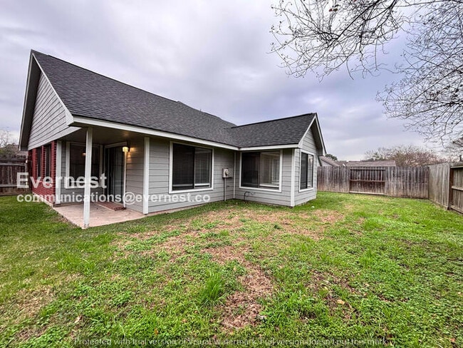 Building Photo - 3 Bed, 2 Bath Home with Fenced Yard & Garage / Pet-Friendly /Now Available!