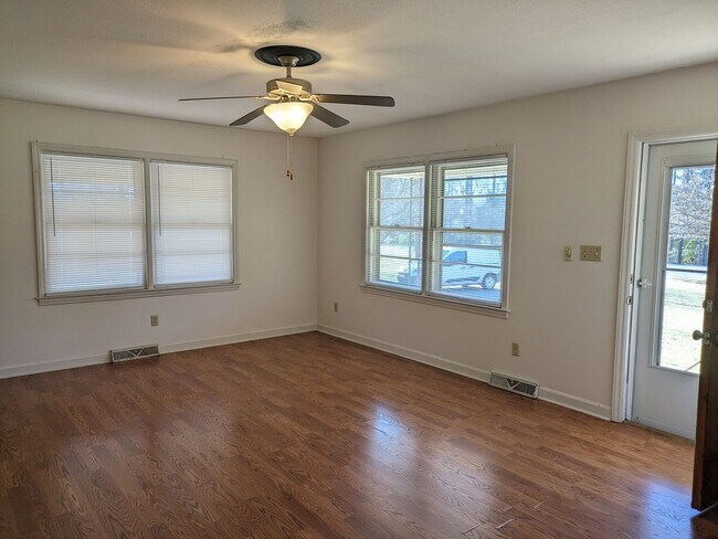 Building Photo - New listing in Mooresville!