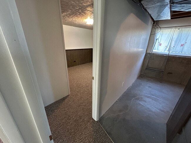 Building Photo - 5 Bed 2 Bath Home with 2 Car Attached Garage in Quiet Nice Neighborhood.