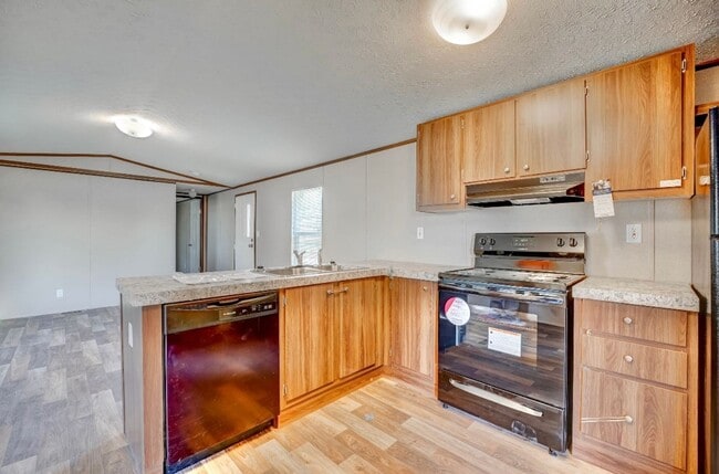 Building Photo - 2 bed 2 bath trailer available now