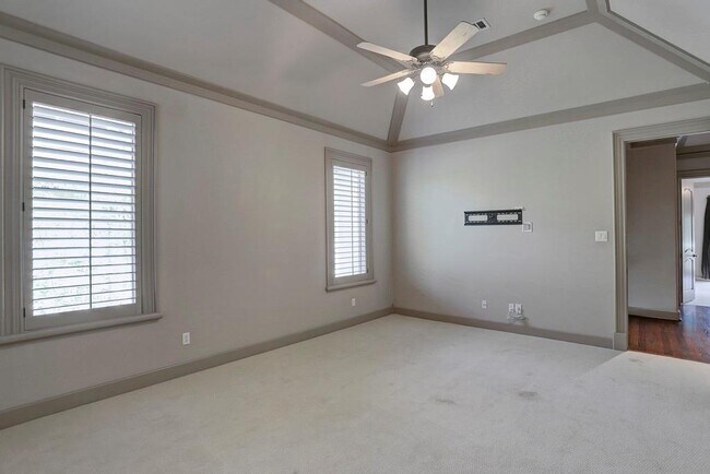 Building Photo - 5528 Holly Springs Dr