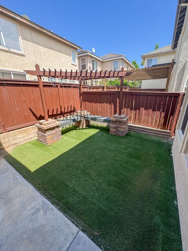 Building Photo - 4 Bedroom home available for Lease in Cent...