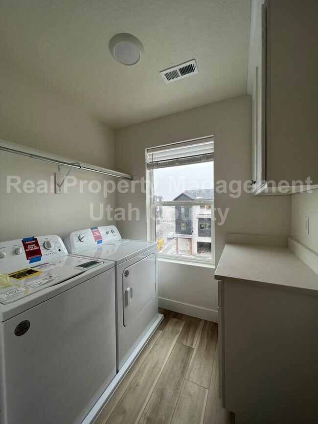 Building Photo - Newer American Fork Townhouse