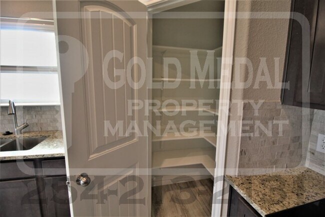 Building Photo - Charming 3-bed, 2-bath home now available ...