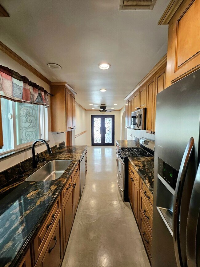 Building Photo - New Listing: Cozy 3-Bedroom, 3-Bathroom Ho...