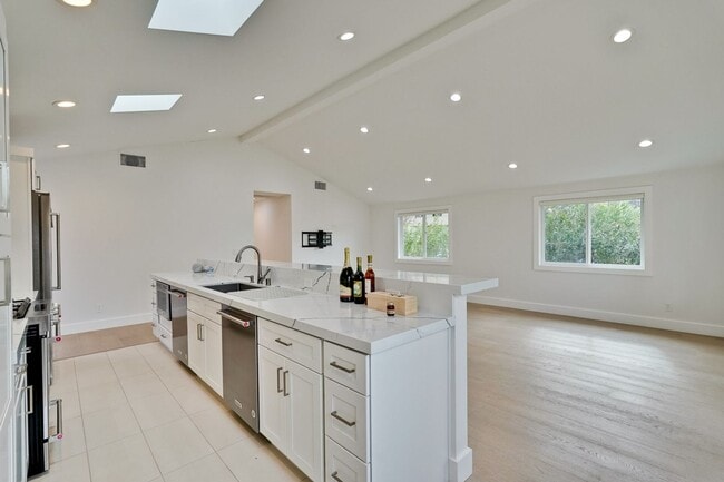 Building Photo - Gorgeous 4 Bed 3 Bath House on a Corner Lot!