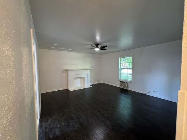 Building Photo - 400-402 North Jefferson - Kaufman
