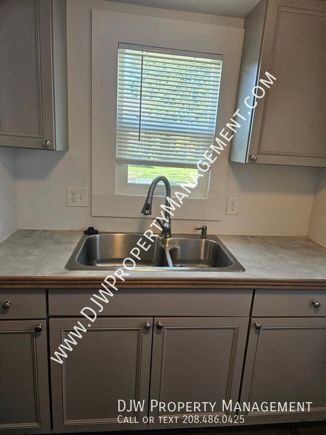 Building Photo - 424 5th St S