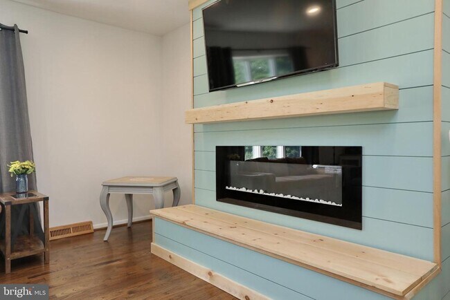 Building Photo - 8530 Wedding Dr