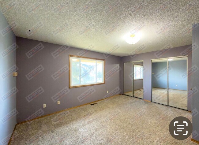 Building Photo - 4-bedroom Home For Rent