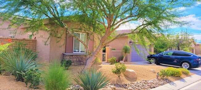 Building Photo - Hidden gem in prestigious community of Palm Desert - Convineant to access from everywhere.