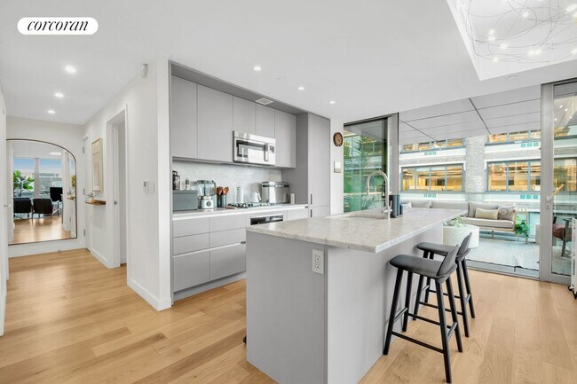 Building Photo - 547 W 47th St