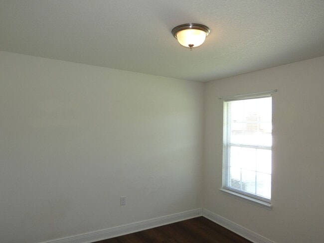 Building Photo - 4bed/3 bath/2 car garage/ 2400 sq ft in Wh...
