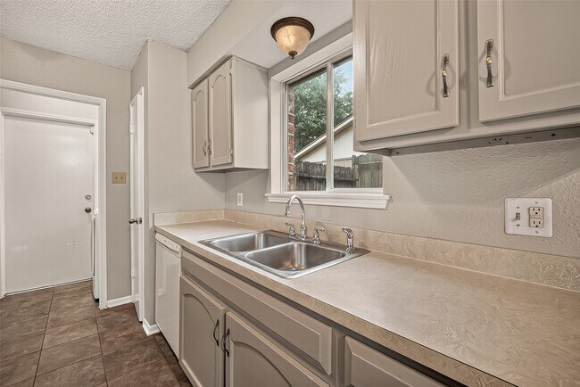 Building Photo - 16451 Cavendish Dr