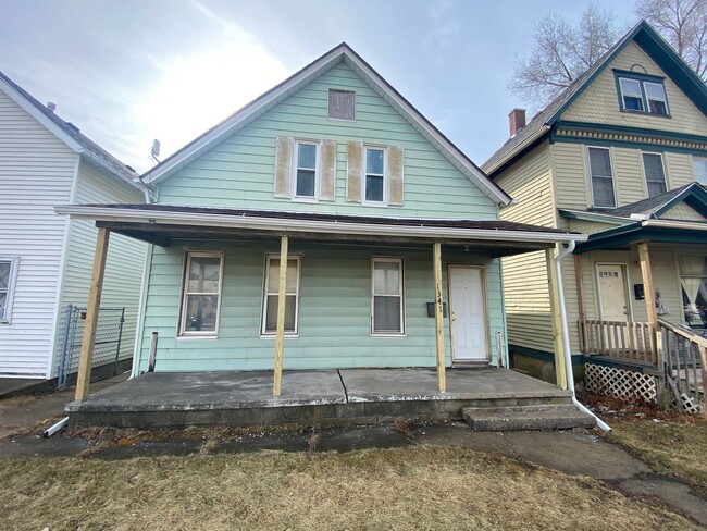 Primary Photo - 3BR House in West Davenport