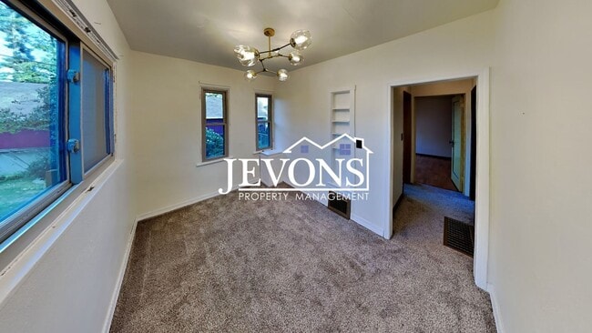 Building Photo - $895 Rent Credit - Charming 3-bedroom home with washer and dryer, an equipped kitchen, and nearby...