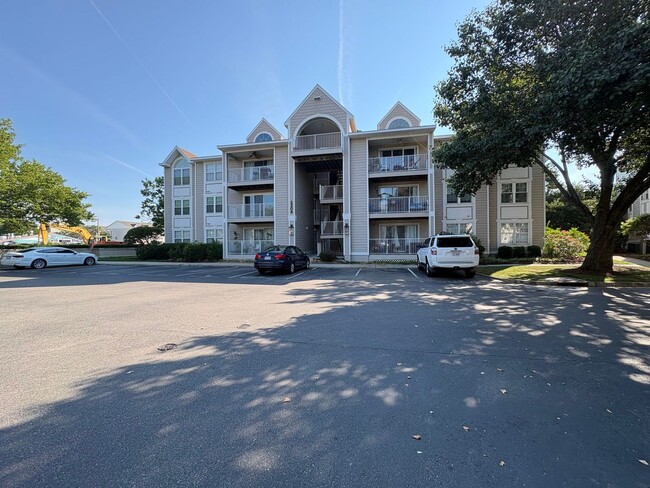 Building Photo - LARGE 2ND FLOOR CONDO