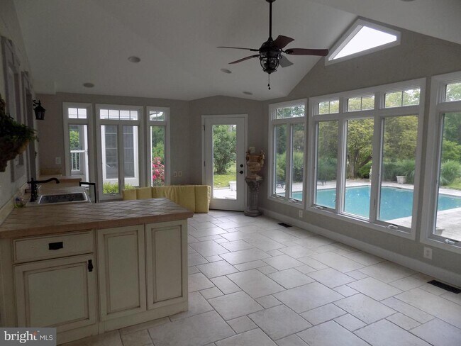 Building Photo - 313 Glenville Rd