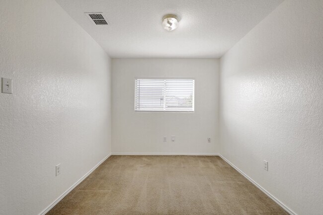 Building Photo - Monticello Ranch-Available Now-3Bd/3Ba