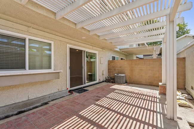 Building Photo - Beautiful Yorba Linda 3 Bedroom 2.5 Bathro...