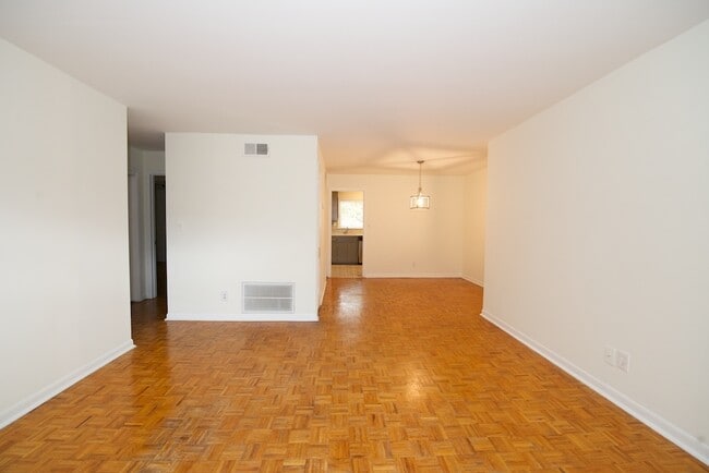 Building Photo - Spacious 2 Bedroom w/ Pool Less Than 1 Mile From Heart of Buckhead!!