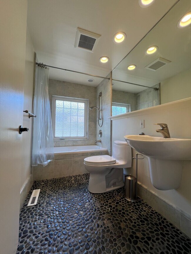 Building Photo - Charming 2BR/2BA Home Just Minutes from the Beach – Fully Landscaped, Spacious & Private