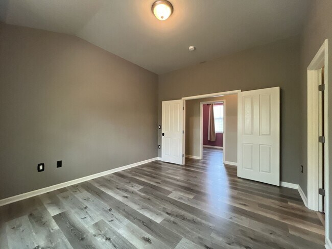 Building Photo - Distinctive 3-Story Tigard Townhouse with Stainless Steel Kitchen, Vaulted Ceilings & Attached 2-...