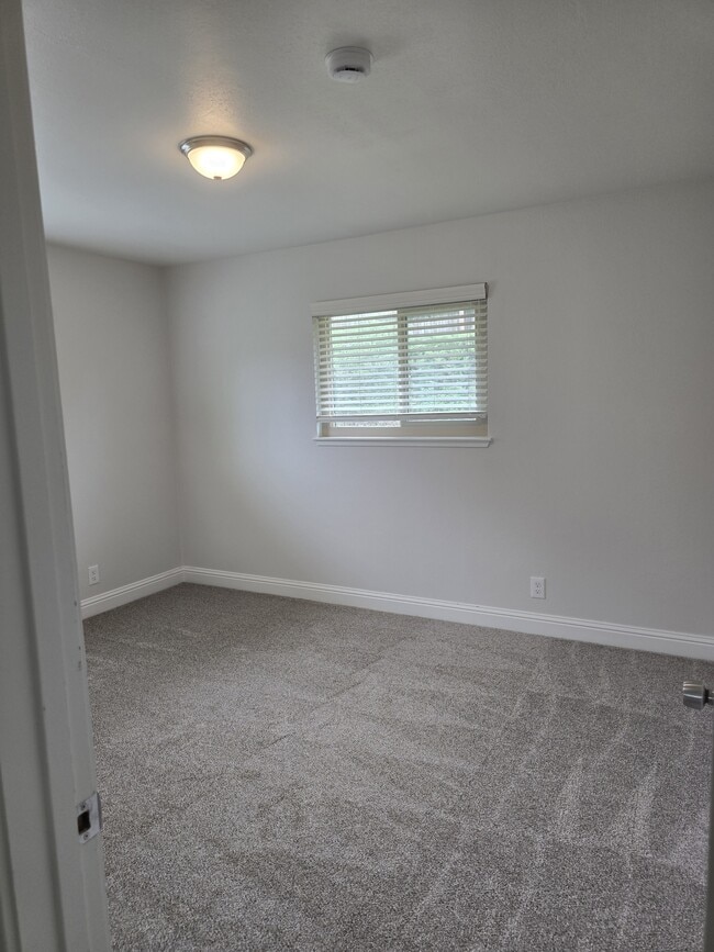 Building Photo - 7990 Glenbar Way