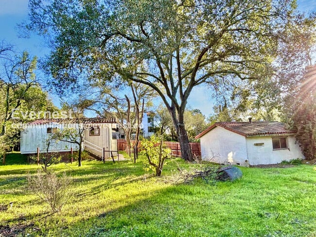 Building Photo - 6489 Rainbow Heights Rd