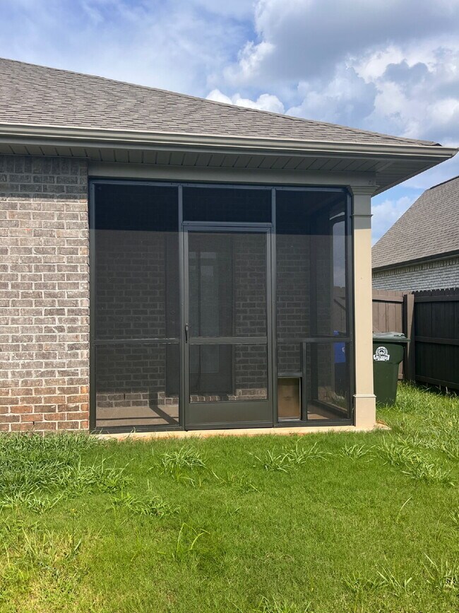 Building Photo - 14741 Greenleaf Dr