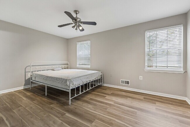 Building Photo - Beautifully remodeled two-level townhouse located in the desirable Irongate Community,