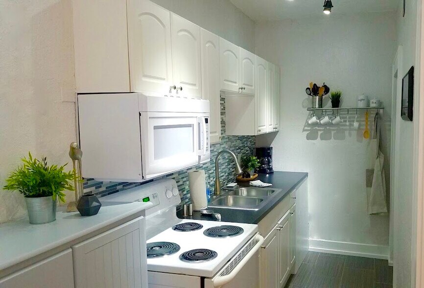 Building Photo - 407 S Melville Ave