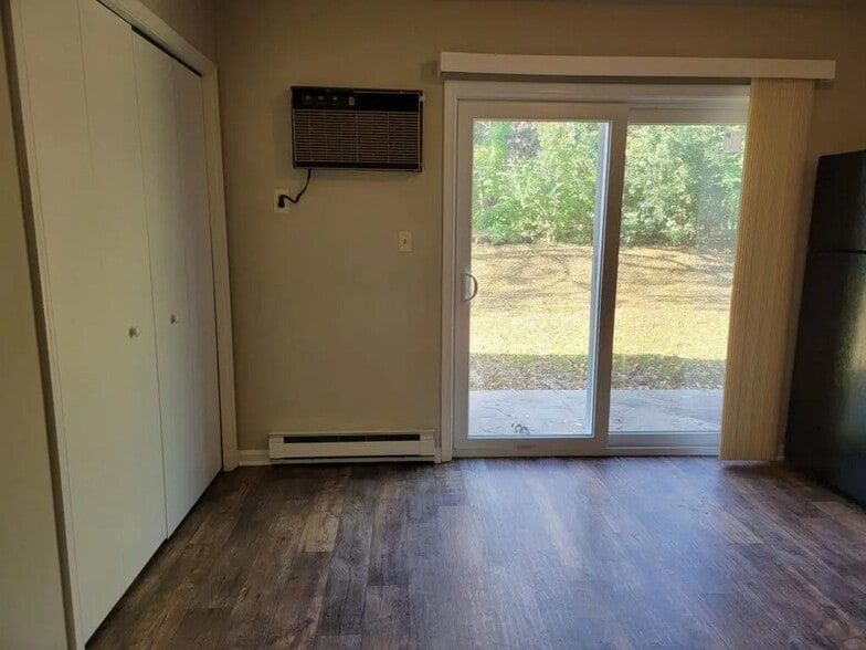 Building Photo - 694 S Cedar St