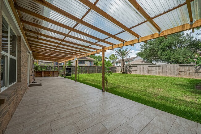 Building Photo - 3131 Double Lake Dr
