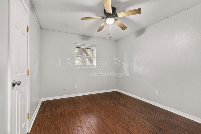 Building Photo - 8806 Fox Hollow Dr