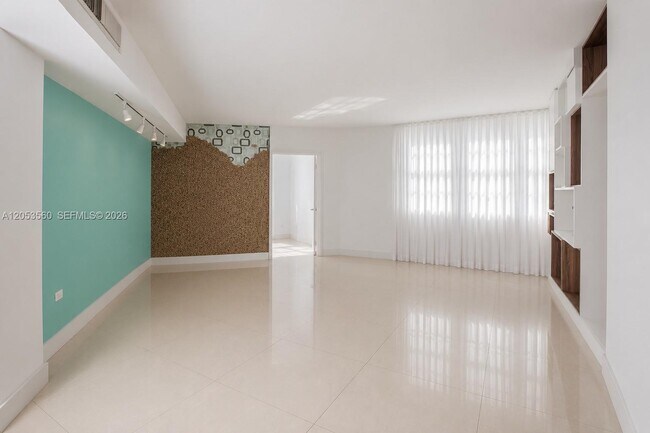 Building Photo - 825 Brickell Bay Dr