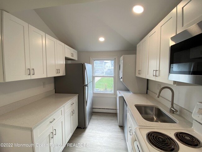 Building Photo - 104 11th Ave