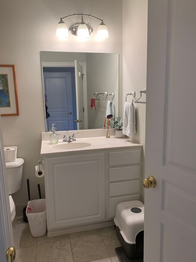 Building Photo - Ground Level 2-bed, 2-bath Condo in Provid...