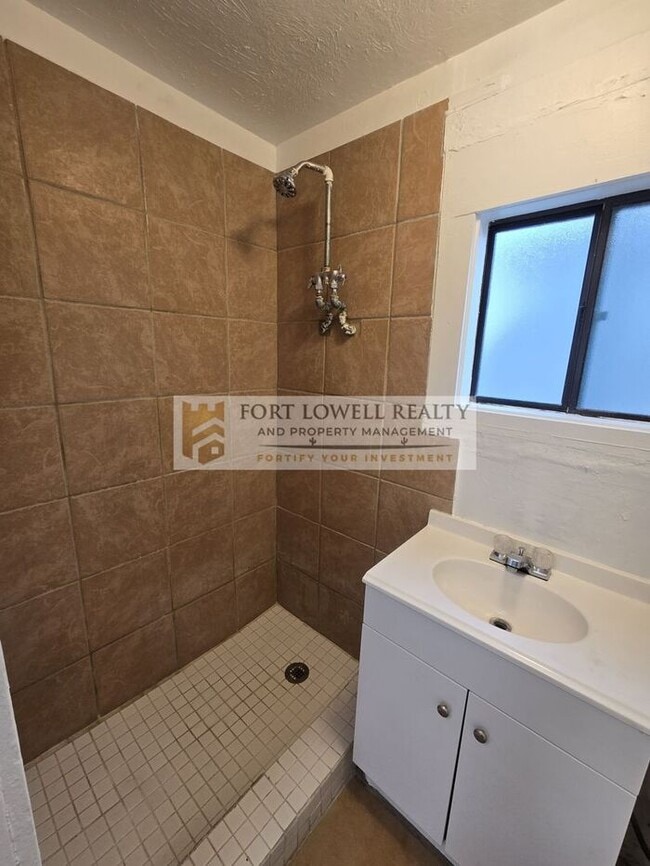 Building Photo - ONE MONTH FREE PRORATED! Cozy Studio near Downtown Tucson!