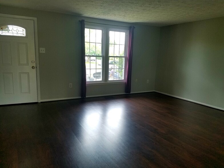 living room - 358 Delmar Ct