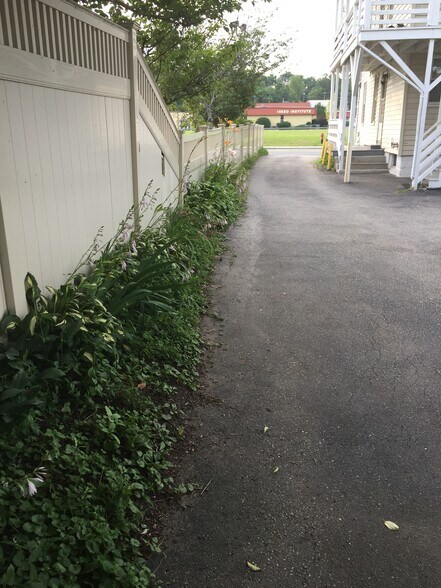 Attractive landscaping - 129 N Elm St