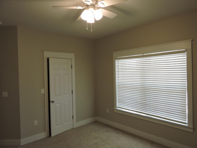 Building Photo - 124 Fairway Dr