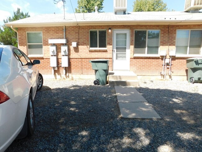 Building Photo - Cute End Unit Apartment Close to CMU