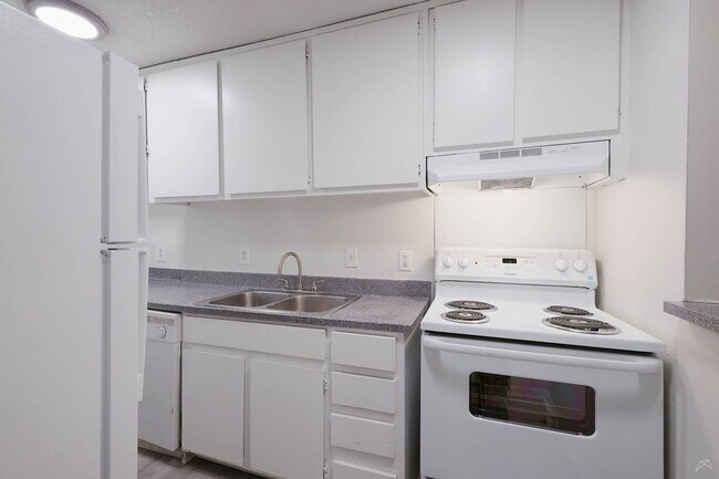 Building Photo - NEW 1x1!  Fantastic Emory area location - ...