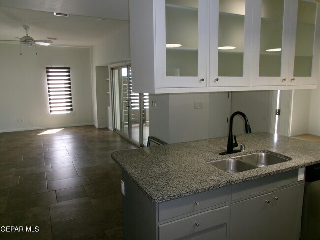 Building Photo - 4200 Camelot Heights Dr