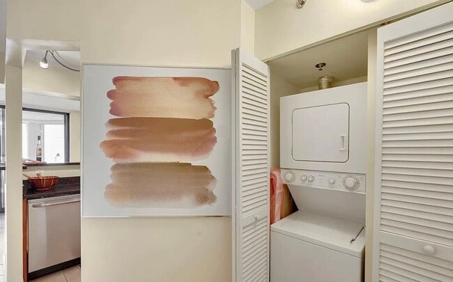Building Photo - Amazing 1 Bedroom 1 Bathroom Condo With Su...