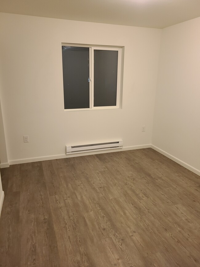 Building Photo - Duplex Left Side