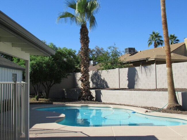 Building Photo - Nice 4 Bedroom + Den Home With Pool In Sou...
